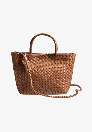 Brun flettet lædertaske med to håndtag og en lang flet skulderrem mod en hvid baggrund.