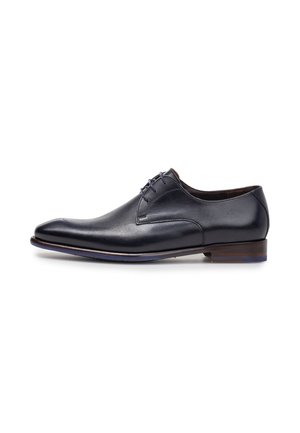 Scarpa elegante da uomo in pelle nera con lacci chiusi e tacco basso impilato, mostrata di profilo su sfondo bianco.
