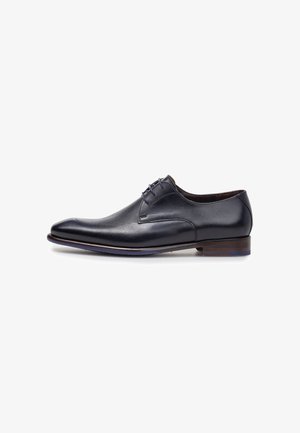 Scarpa elegante da uomo in pelle nera con lacci chiusi e tacco basso impilato, mostrata di profilo su sfondo bianco.