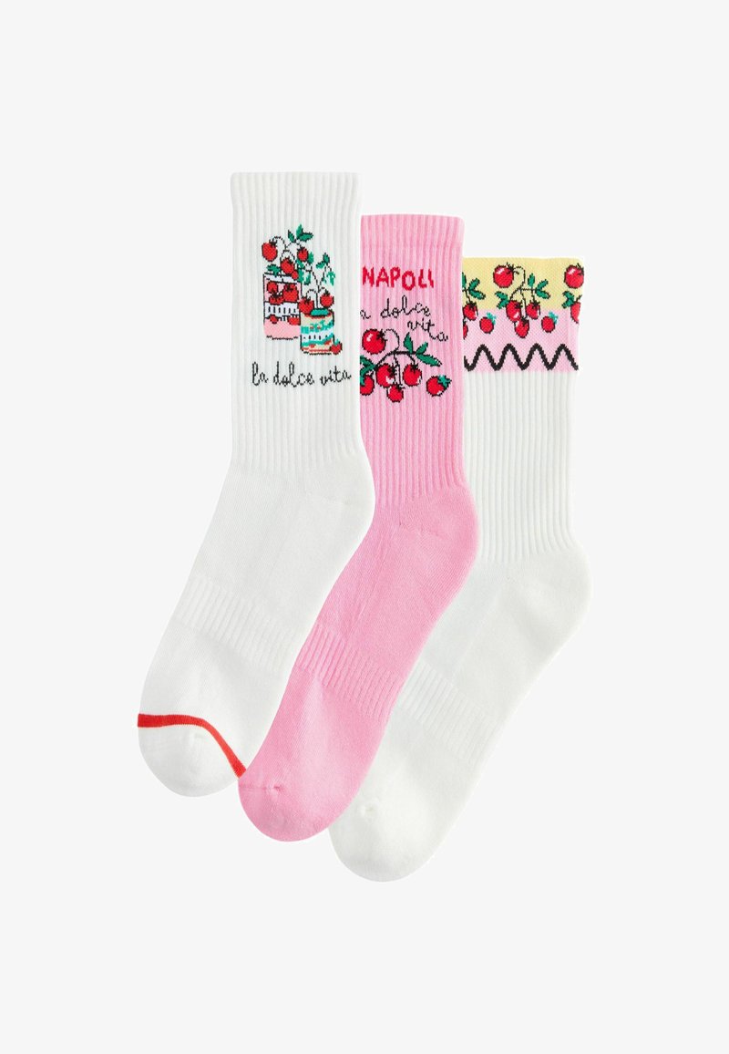 Drei Paar Baumwollsocken: weiß mit roten Streifen, weiß mit Tomatendesigns und Text sowie pink mit Kirschmustern und Zickzackakzenten.