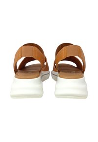Sandali sintetici marroni con cinturini elasticizzati, caratterizzati da una suola spessa e bianca per un migliore ammortizzamento, progettati per comfort e supporto.