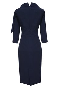 Granatowa dopasowana sukienka z zapięciem z tyłu, rękawami o długości trzech ćwierci i otwartym kołnierzykiem. Prosta sylwetka z rozcięciem z tyłu dla swobody ruchów.
