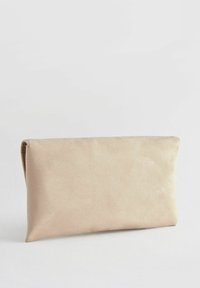 Pochette en simili cuir beige avec une texture lisse, de forme rectangulaire et une finition douce. Ne présente aucun matériel ou motif visible.
