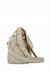 Bolso de mano de piel beige con un diseño estructurado, que cuenta con una correa de hombro desmontable y acentos de hardware en tono dorado. Superficie texturizada.