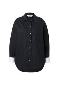 Camicia nera a maniche lunghe con bottoni bianchi e polsini bianchi, con colletto a punte e orlo arrotondato.