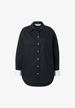 Camisa negra de manga larga con botones, con puños y botones blancos, que presenta un collar en punta y un dobladillo redondeado.