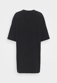 Svart oversize t-shirt i bomull. Har rund halsringning och korta ärmar. Slät textur utan synliga mönster eller detaljer.