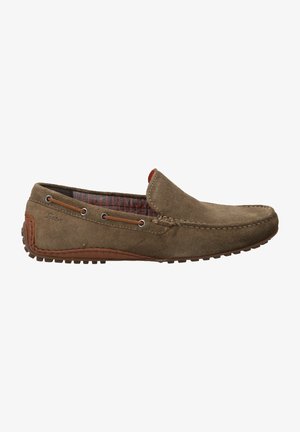 Braune Suede Slipper mit abgerundetem Zehenbereich, Lederakzenten, dekorativer Naht und einem gemusterten roten und grauen Innenfutter. Gummisohle.