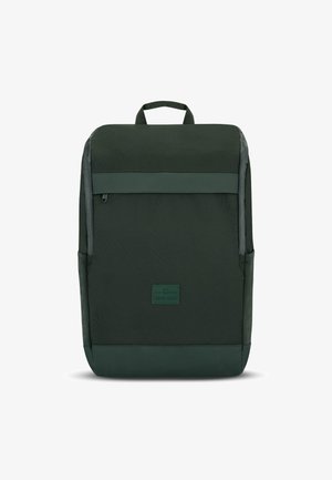 Zaino verde scuro realizzato in tessuto texturizzato. Presenta una maniglia superiore, una tasca frontale con zip e una patch del logo nella parte inferiore.