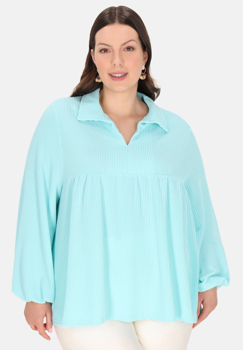 Hellblaue gestreifte Bluse mit Kragen, langen Ärmeln und geraffter Taille. Hergestellt aus einem weichen, strukturierten Stoff.