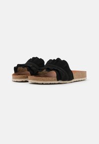 Zwarte suede slipper sandalen met geplooide banden, een kurken middenzool en een gestructureerde beige buitenzool. Open teen ontwerp benadrukt de zachte binnenvoering.