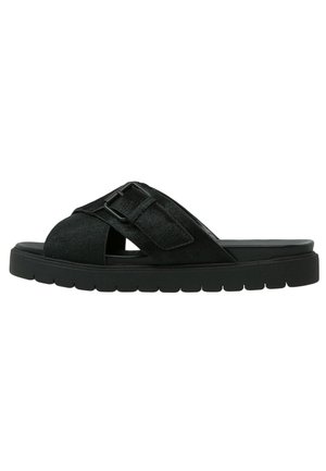 Czarny sandał typu slip-on z grubą podeszwą i szerokimi, skrzyżowanymi paskami z regulowaną klamrą na górze.