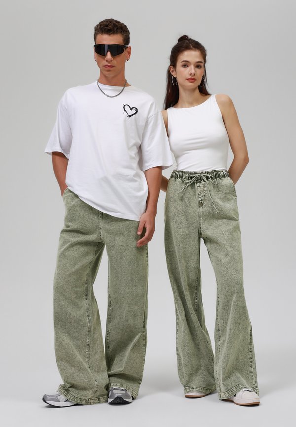 UNISEX - Relaxed fit jeans - light olive2