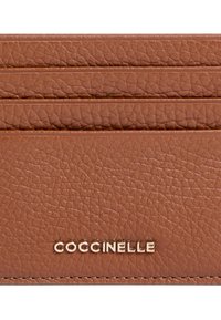 Portafoglio in pelle marrone con texture, dotato di più scomparti per carte, con il nome del marchio "COCCINELLE" in rilievo in lettere dorate sul fondo.