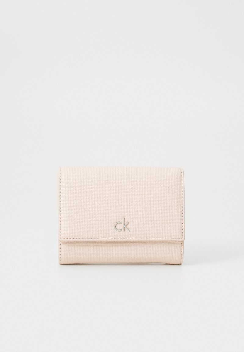 Rozā teksturēta maku, kas izgatavots no sintētiska materiāla. Iekļauj sudraba logo un salocītu dizainu. Kompakta un taisnstūrveida forma.