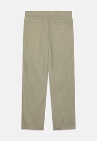 Pantaloni leggeri beige con una vita elasticizzata, due tasche posteriori e una vestibilità a gamba dritta. Il tessuto presenta una finitura morbida e testurizzata.