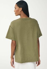 Next V-NECK TALL - Pamata T-krekls - khaki green