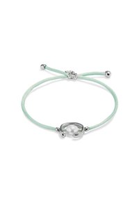 Pulsera ajustable de cordón en verde menta con un cierre de metal plateado y un acento central de perla blanca redonda. Textura suave, diseño minimalista.
