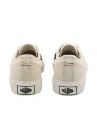 Καμβά δερμάτινα παπούτσια σε εκρού απόχρωση με υφασμάτινη υφή, αντίθετη κόκκινη ραφή και μαύρα λογότυπα στη φτέρνα και τη σόλα. Λαστιχένια σόλα.