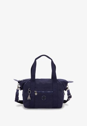 Borsa sintetica blu navy con superficie texturizzata, manici doppi, tracolla rimovibile, chiusura con zip e dettaglio con charm metallico.