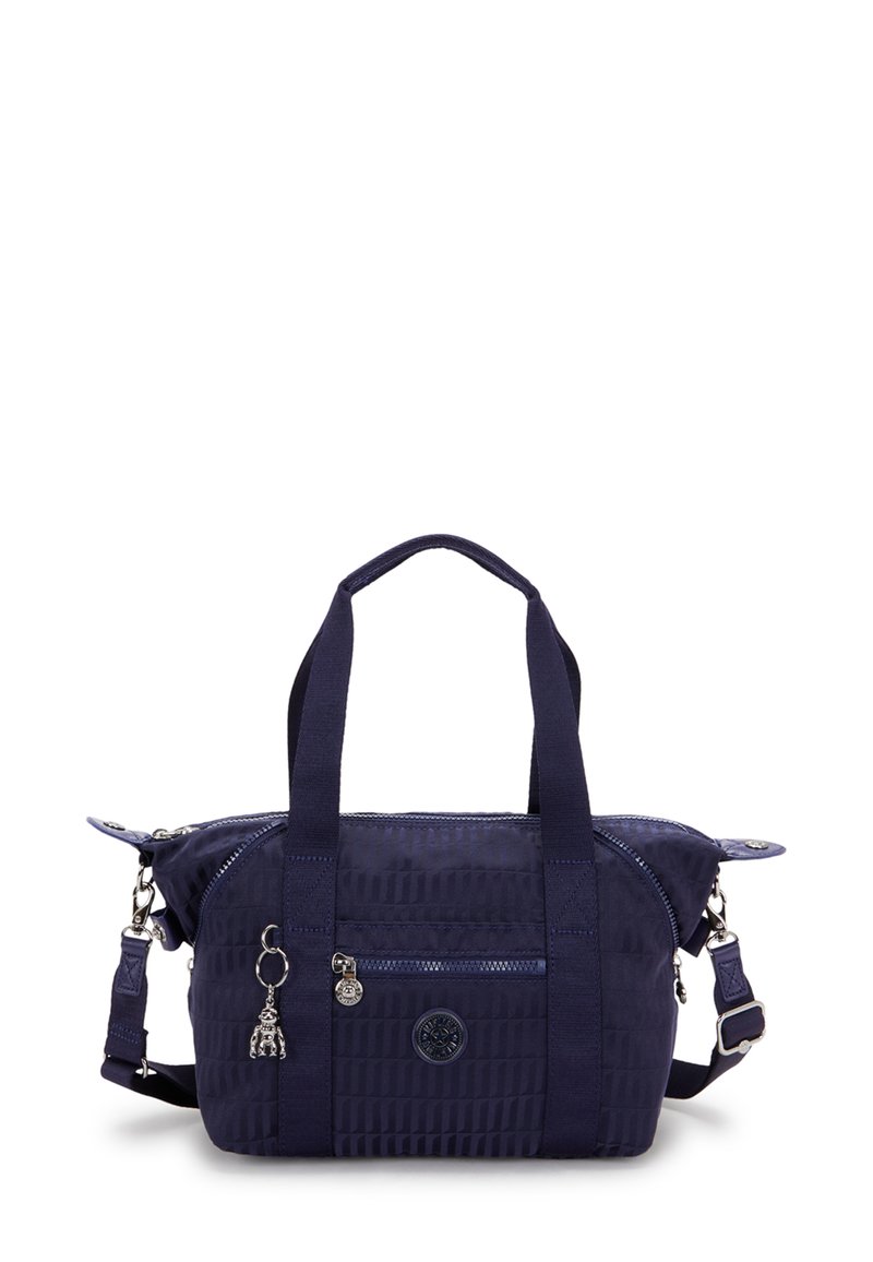 Granatowa syntetyczna torba o teksturowanej powierzchni, z podwójnymi uchwytami, odpinanym paskiem na ramię, zamknięciem na zamek błyskawiczny i metalowym detalem w postaci zawieszki.
