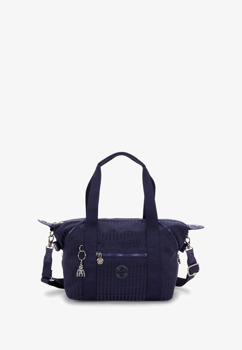 Granatowa syntetyczna torba o teksturowanej powierzchni, z podwójnymi uchwytami, odpinanym paskiem na ramię, zamknięciem na zamek błyskawiczny i metalowym detalem w postaci zawieszki.