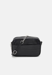 Borsa a tracolla nera in ecopelle con stampa coccodrillo, dotata di una tracolla in catena argentata e chiusura con zip.