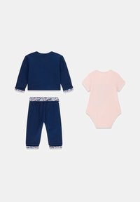 Setelan atasan lengan panjang dan celana navy dengan trim bunga, disertai bodysuit lengan pendek berwarna merah muda terang. Terbuat dari bahan katun yang lembut, desain kasual.