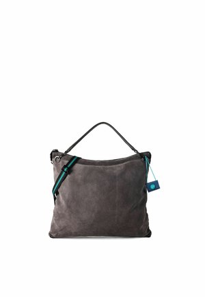 Grote grijze suede handtas met zwarte handvatten en een zwart-groene gestreepte schouderband, met een klein blauw label aan de zijkant.