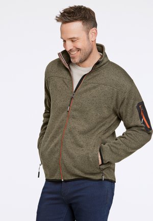 Olivgrüne Fleecejacke mit hohem Kragen, Frontreißverschluss, kontrastierenden orangen Akzenten und einer Reißverschlusstasche am linken Ärmel.