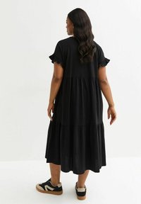 New Look Curves CURVES FRILLY SLEEVE TIERED MIDI - Vestito casual - black