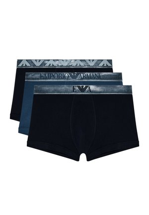 Tre paia di boxer da uomo in nero e blu scuro, ciascuno con una cintura grigia che presenta loghi e marchi Emporio Armani.