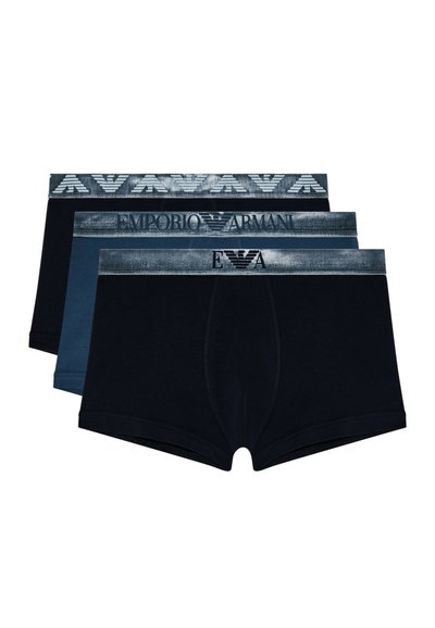 Drei Männer-Boxershorts in Schwarz und Dunkelblau, jeweils mit einem grauen Bund, der Emporio Armani Logos und Markenaufdrucke zeigt.