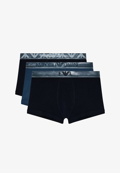 Drei Männer-Boxershorts in Schwarz und Dunkelblau, jeweils mit einem grauen Bund, der Emporio Armani Logos und Markenaufdrucke zeigt.