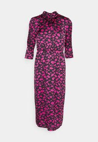 Zwarte midi-jurk met roze lippenprint, gathered taille, hoge halslijn en driekwartmouwen, weergegeven op een witte achtergrond.