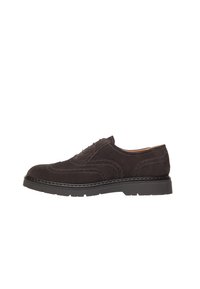 Brogue in suede marrone con lacci, caratterizzati da perforazioni decorative, punta rotonda e una spessa suola in gomma nera. Design classico e strutturato.