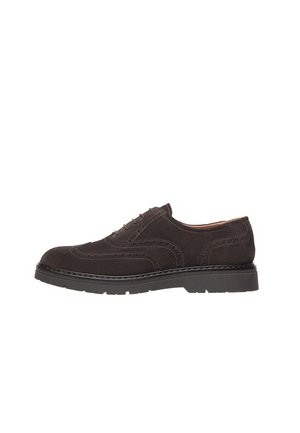 Brogues en suède marron à lacets avec perforations décoratives, bout rond et épaisse semelle en caoutchouc noir. Design classique et structuré.