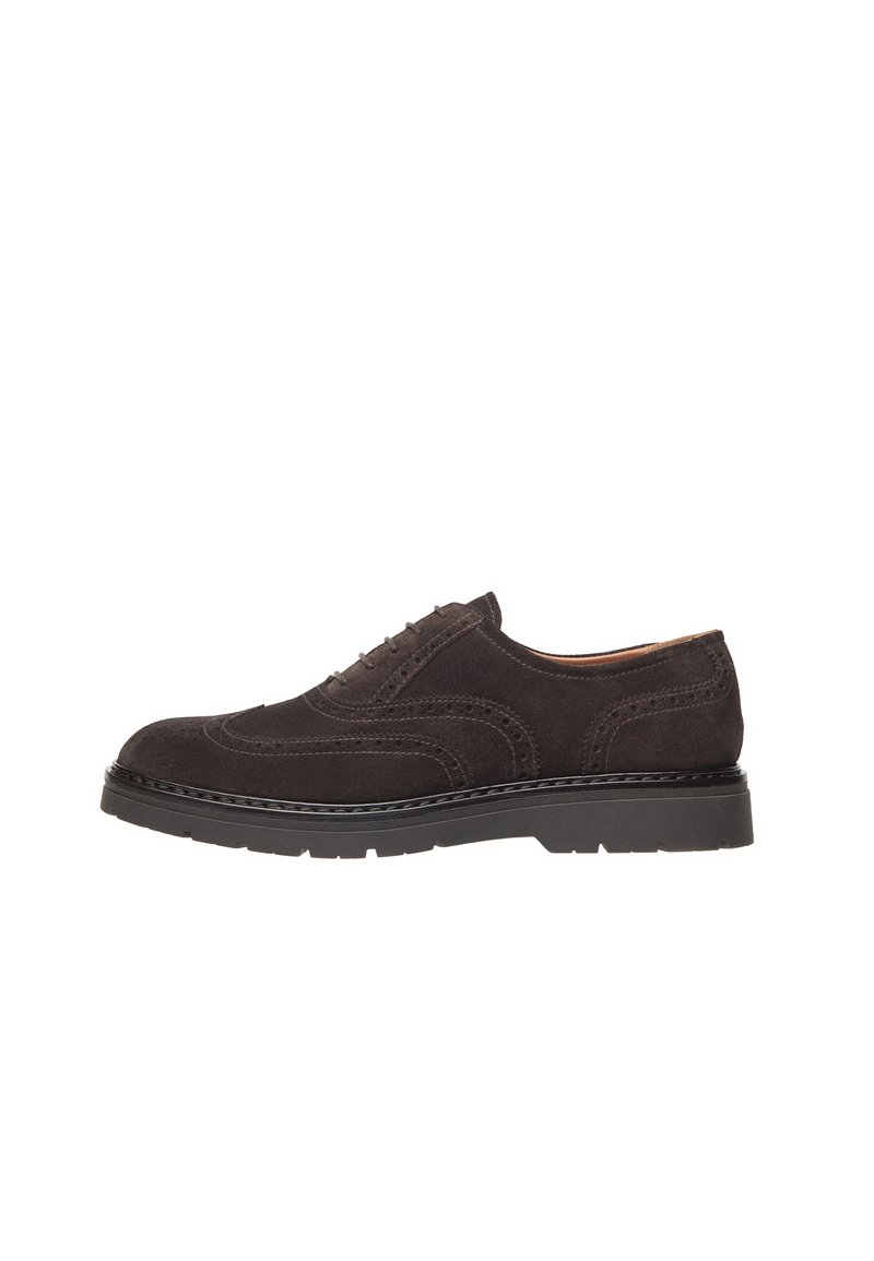 Brogue in suede marrone con lacci, caratterizzati da perforazioni decorative, punta rotonda e una spessa suola in gomma nera. Design classico e strutturato.