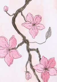 Vyšívaný design s růžovými květinami a poupata na jemném pozadí, s hnědými větvemi, které zdůrazňují květinové detaily.