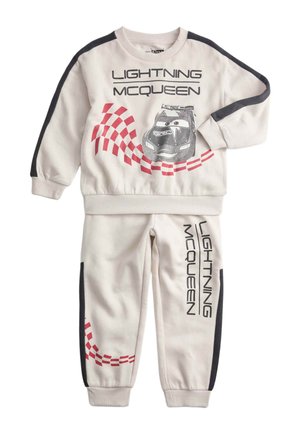 Ensemble de sweat-shirt et pantalon pour enfants de couleur beige avec des rayures noires, un drapeau à damiers rouge, un graphisme de voiture Flash McQueen et du texte.
