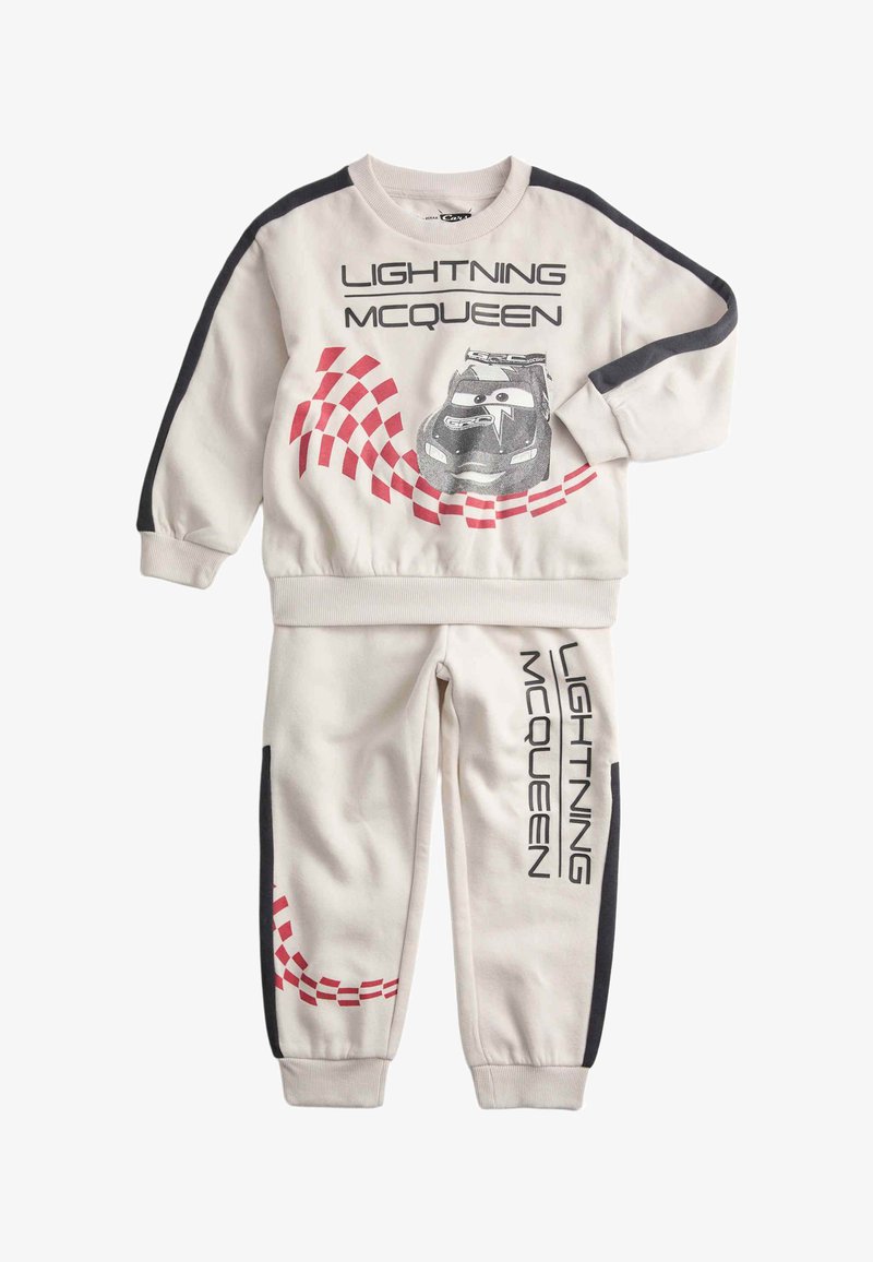 Beiges Sweatshirt- und Hosen-Set für Kinder mit schwarzen Streifen, rotem Schachflaggen-Motiv und Lightning McQueen Auto-Grafik und Schriftzug.