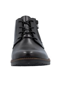 Botas de cuero negras hasta el tobillo con puntera redondeada, cordones en la parte delantera y cremallera lateral. Suela texturizada para un mejor agarre, con detalles de costura a lo largo de los lados.