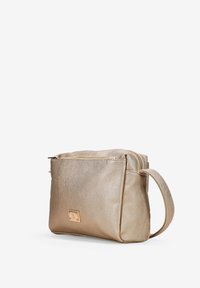 Bolso de mano cruzado metálico dorado, hecho de material texturizado, con cierre de cremallera, asa y una placa de logo decorativa en la parte frontal.