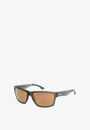 Zwarte kunststof zonnebril met amberkleurige lenzen, rechthoekige vorm en rechte pootjes. Gouden logo-accent aan de zijkant. Glanzende afwerking op het frame.