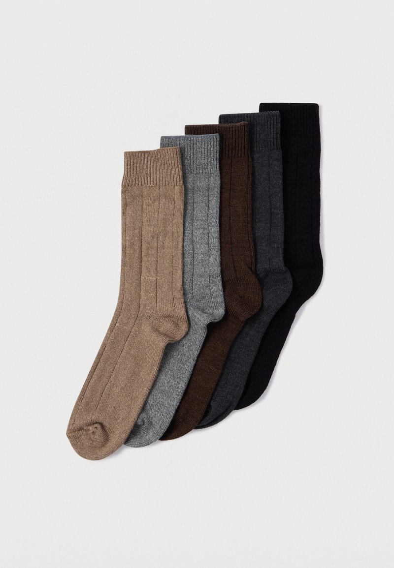 Six paires de chaussettes côtelées dans des nuances variées : beige, gris clair, brun foncé, charbon, marine et noir. Chacune a une coupe mi-mollet et une texture douce.