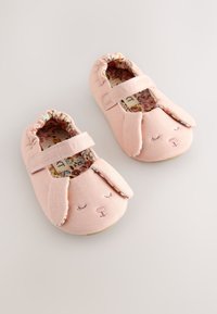 Vaaleanpunaiset kangastossut pupun naaman, letkeiden korvien ja joustavan aukon kera. Kukkaprintillinen vuori ja kevyt pohja.