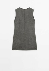 Robe grise sans manches avec une silhouette ajustée, tissu texturé et fermeture éclair dans le dos. Design simple avec des coutures verticales pour la mise en forme.