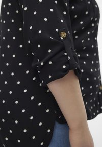 Vero Moda Curve VMBUMPY SHIRT NEW - Chemisier - black/white