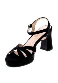 Sandalo con tacco alto in suede nero, con punta quadrata, design a taglio sulla fascetta anteriore, fibbia regolabile alla caviglia e tacco largo.