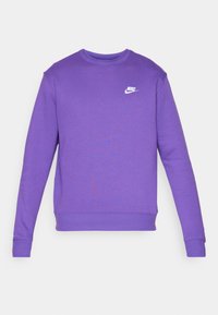 Lila sweatshirt i bomullsblandning, med långa ärmar, rund halsringning och vit Nike-logga på bröstet. Lätt och mjuk textur.
